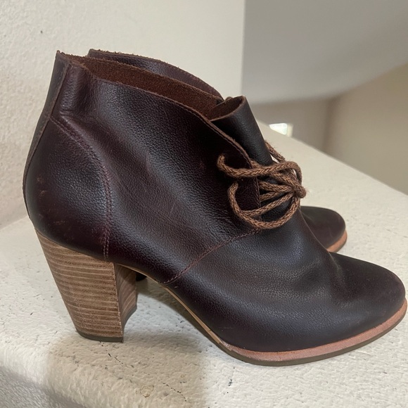 UGG Womens Size7W Brown Leather Lace Up Ankle Booties Fashion‎ Boots - Picture 2 of 11